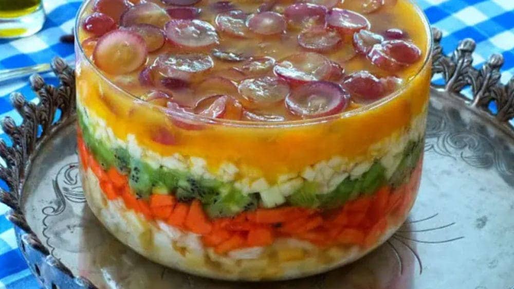 Salada de frutas em camadas com creme de laranja