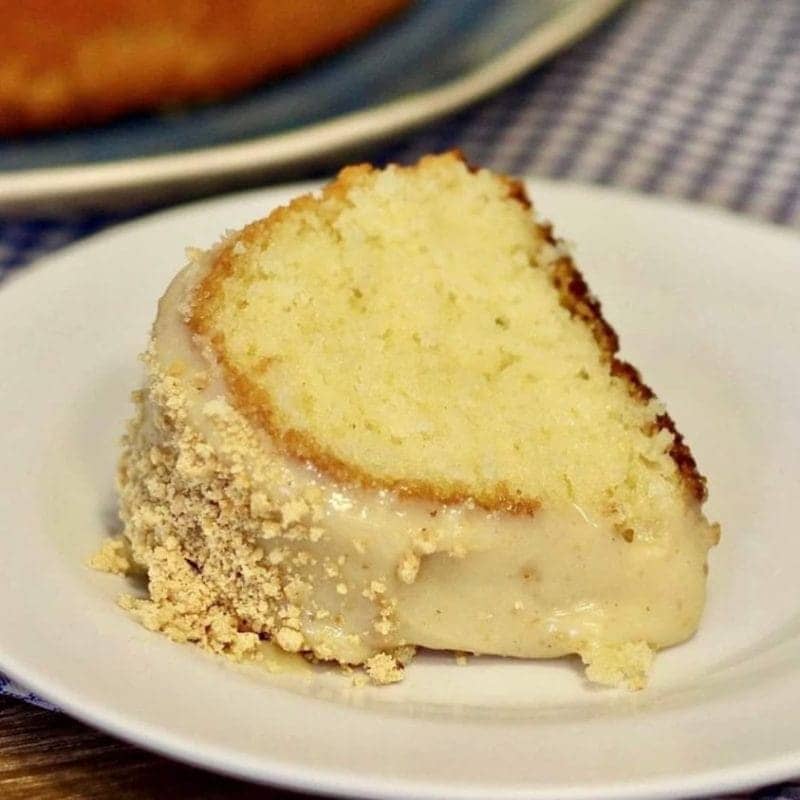 É um sucesso! bolo de iogurte incrível com cobertura de paçoca.⁣