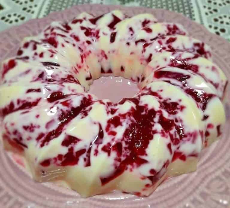 gelatina de frutas vermelhas com creme de leite ninho prático