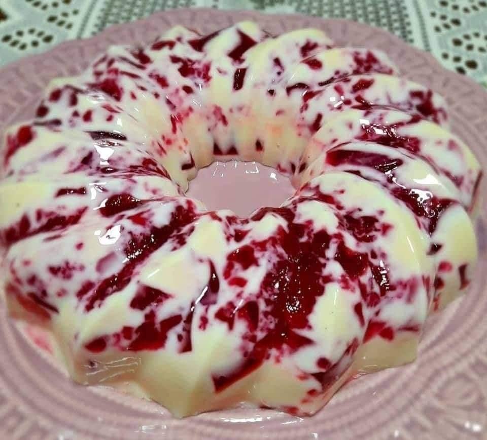 gelatina de frutas vermelhas com creme de leite ninho prático