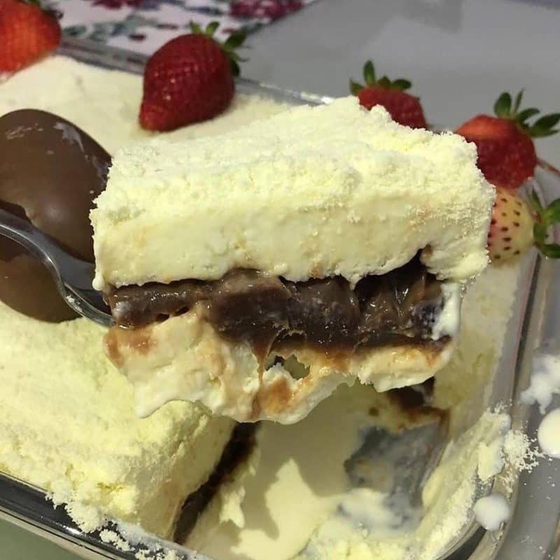 paleta de leite ninho na travessa uma sobremesa de natal