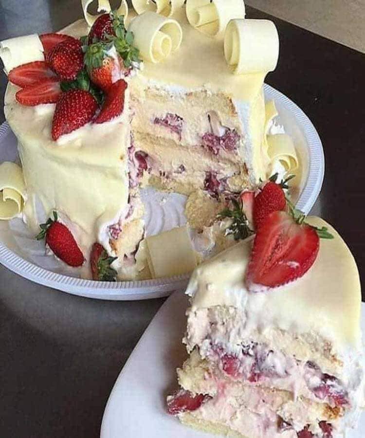 bolo de leite ninho com morango