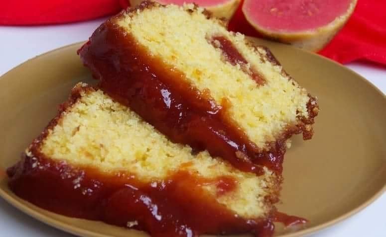 receita de bolo de fubá com goiabada.