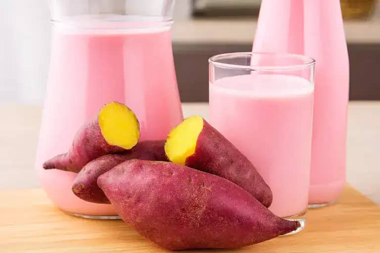 Iogurte caseiro de batata-doce cremoso com morangos"