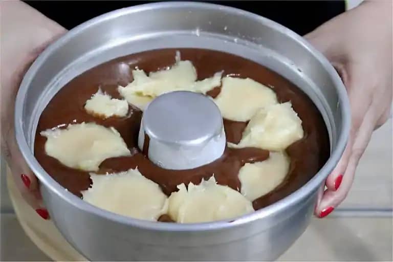 bolo de chocolate que já sai recheado do forno