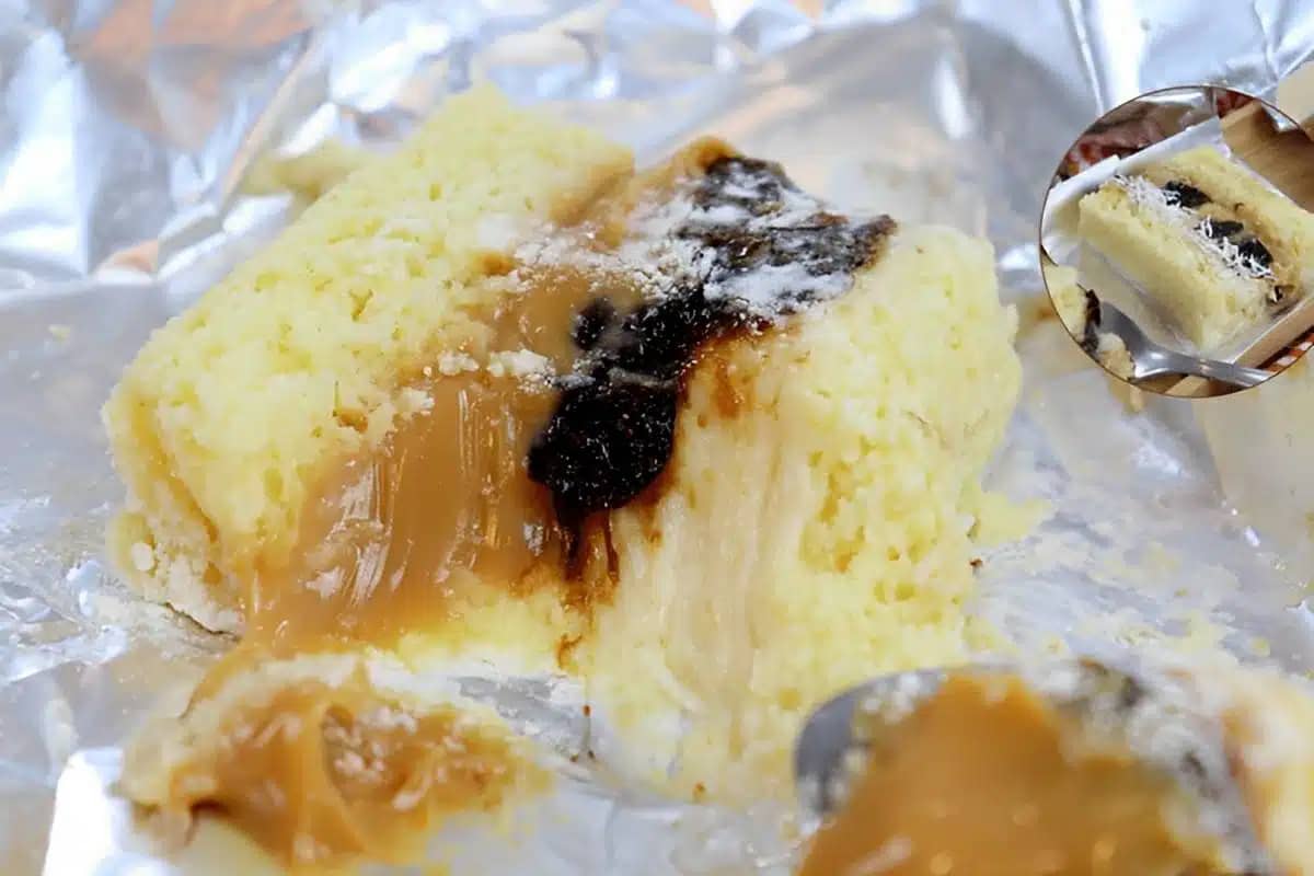 bolo gelado embrulhado de coco com ameixa e doce de leite