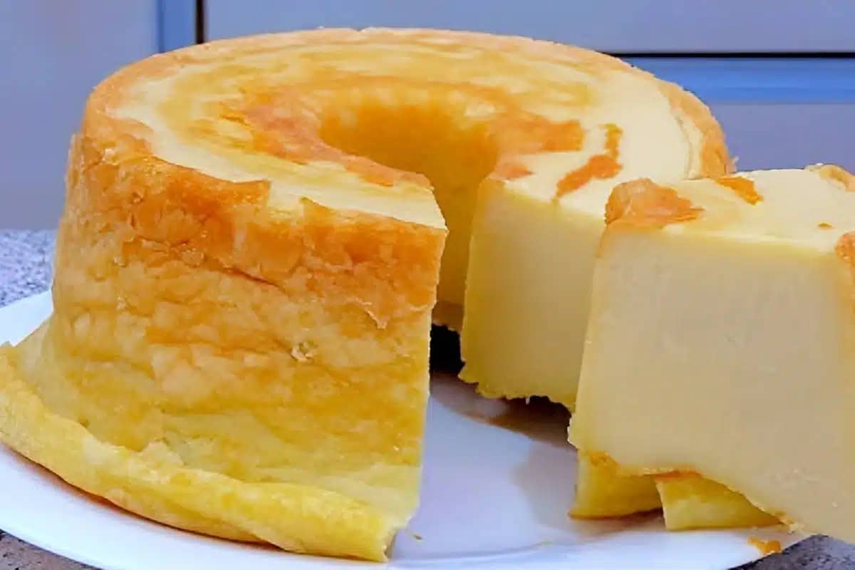 Bolo de leite só bater os ingredientes e levar para assar