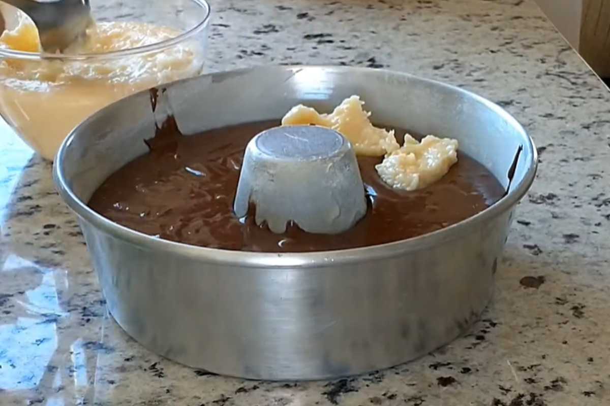 Bolo prestígio que já sai do forno recheado delicioso