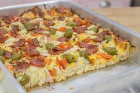 Pizza caseira com massa fofinha: receita cremosa