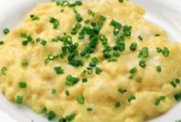 Receita de Ovos mexidos perfeitos para café da manhã cremoso