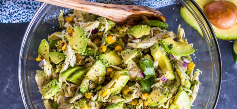Salada saudável de frango com abacate