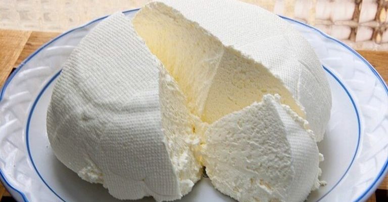 Se você tem 1 litro de leite, meio limão e 1 iogurte, pode organizar o melhor queijo caseiro