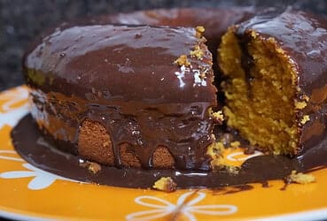 Bolo de cenoura-cortado