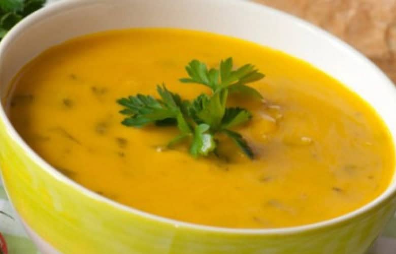 Creme de batata-doce, espinafres e salsa