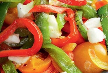 Receita de Salada cremosa de queijo fresco e pimentos