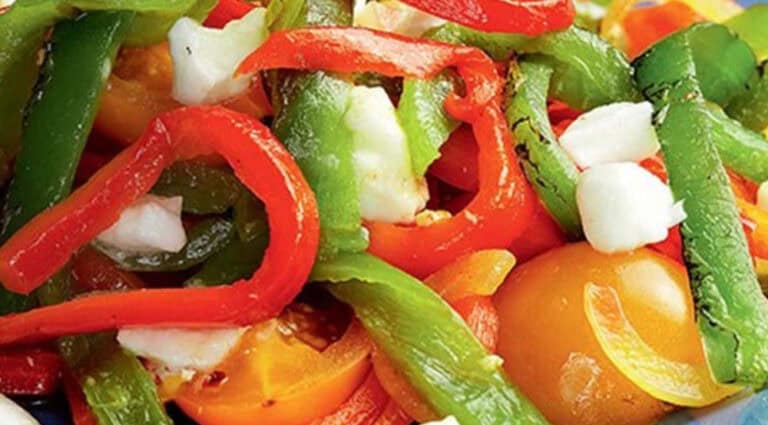 Salada cremosa de queijo fresco e pimentos