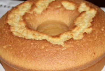 Receita de Bolo de Água Caseiro e Fofinho: Aprenda a Fazer!