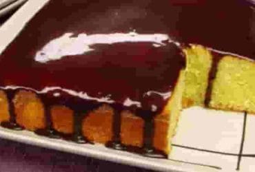 Receita de Bolo de fubá cremoso com calda de chocolate