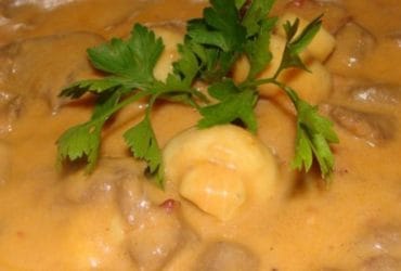 Receita de Strogonoff de carne cremoso e caseiro: delícia de Domingo!