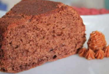 Receita de Bolo de chocolate e iogurte cremoso e fofinho: saia da rotina!