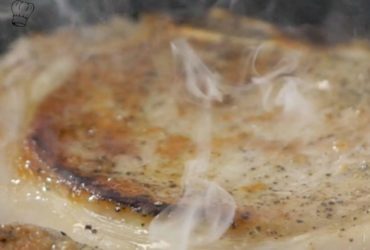 Receita de Bisteca de Porco Selada com Molho Cremoso