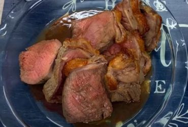 Receita de Contrafilé assado com molho de vinho tinto: saboroso e suculento!