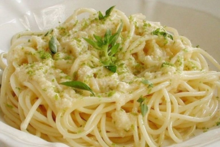 Espaguete ao limão! Uma delícia com parmesão e manjericão!