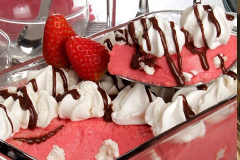 Mousse de morango com suspiro: receita cremosa e fofinha!