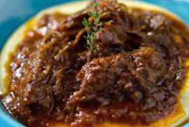Receita de Ragu de carne com polenta cremosa: receita caseira para dias frios