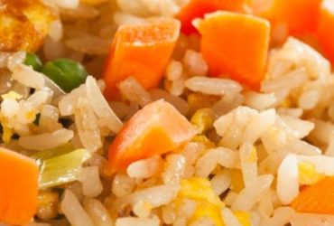 Receita de Arroz frito com cenoura: receita fácil e saborosa!