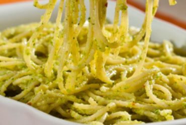 Receita de Espaguete ao pesto cremoso: receita simples e deliciosa!