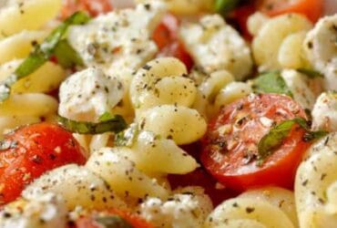 Receita de Massa cremosa com queijo feta e tomate confitado Delicioso