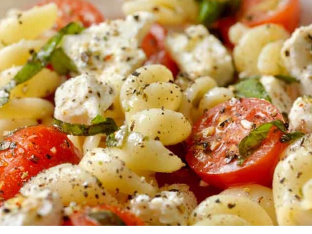 Receita de Massa cremosa com queijo feta e tomate confitado Delicioso