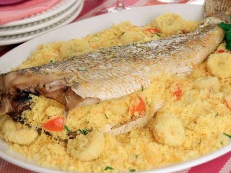 Peixe ao forno com farofa: deliciosa opção para o Réveillon!