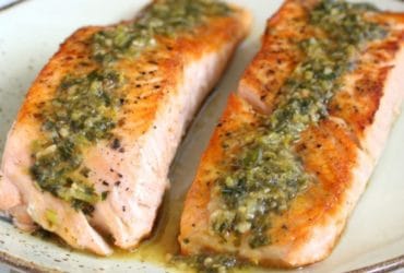 Receita de Salmão assado com manteiga de ervas: receita sofisticada