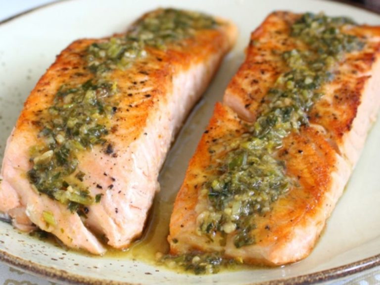 Salmão assado com manteiga de ervas! Uma receita sofisticada!