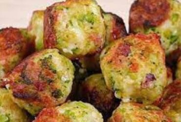 Receita de Almôndegas de brócolis cremosas: bacon, queijo e irresistíveis!