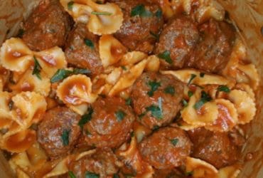 Receita de Macarronada com almôndegas de carne: suculenta e caseira!