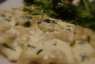 Receita de Ravioli de Ricota e Rúcula ao Molho Alfredo: Delícia Cremosa!