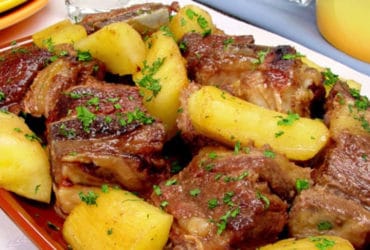 Receita de Costeletas de porco com mandioca: receita tradicional e caseira