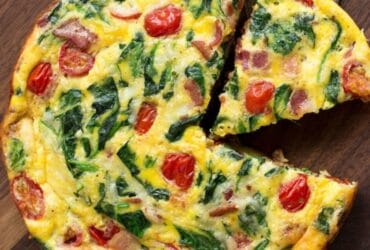 Omelete de forno com espinafre e queijo