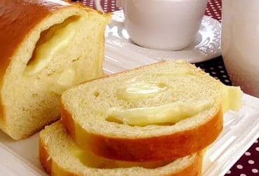Receita de Pão caseiro cremoso de queijo e alho