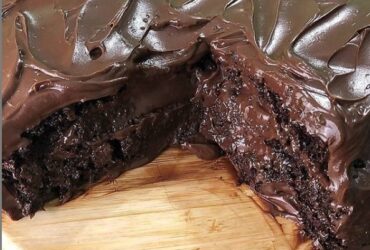 Receita de Bolo de Chocolate Mais Molhadinho e Fofinho: Receita Irresistível