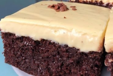 Receita de Bolo de Chocolate Molhadinho com Mousse de Maracujá