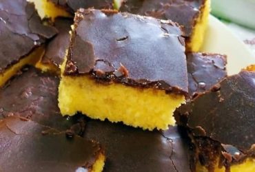 Receita de Bolo de Cenoura com Calda Crocante de Chocolate: Fácil e Rápido