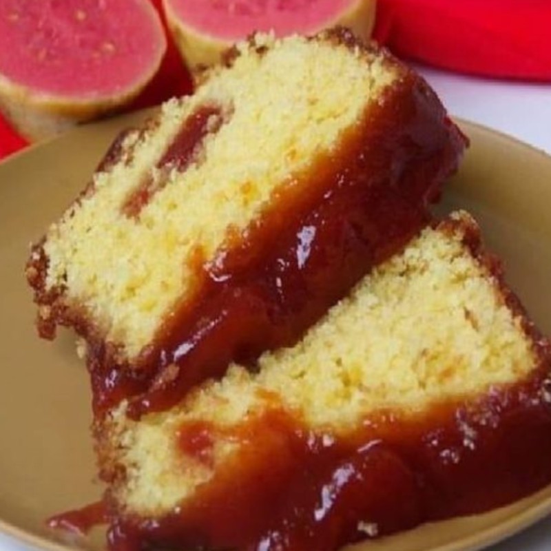 Receita de Bolo de Fubá Cremoso com Goiabada