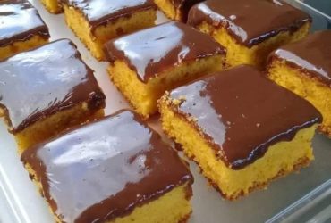 Receita de Como fazer bolo de cenoura cremoso e fofinho