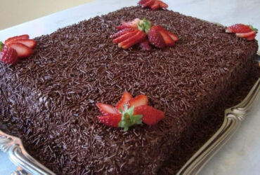 Receita de Bolo Brigadeiro Fácil e Cremoso