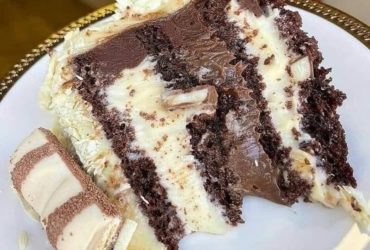 Receita de Bolo de Chocolate: Mousse de Leite Ninho e Kinder Bueno