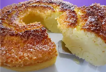 Receita de Bolo queijadinha fácil: bata no liquidificador e asse